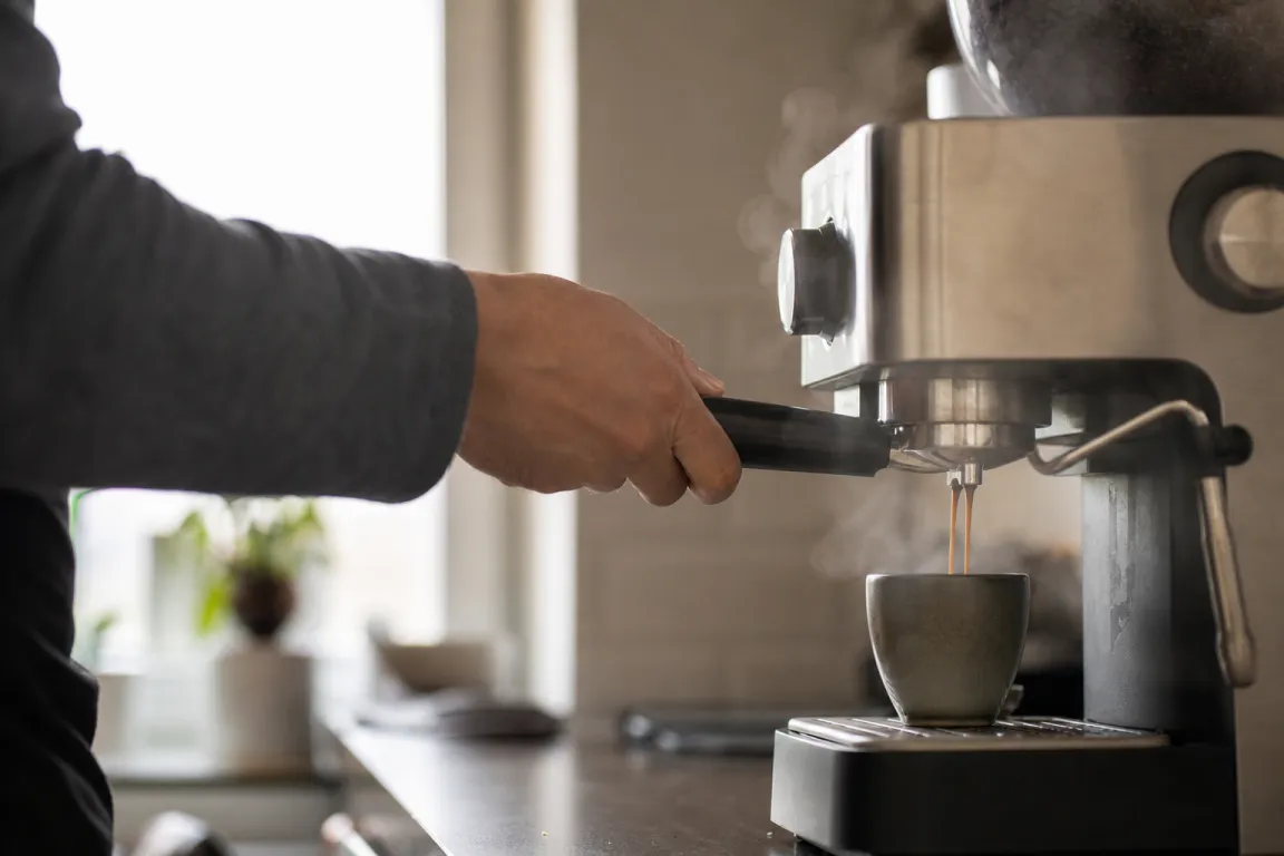 Espresso som rinner ojämnt ur ett portafilter under felsökning
