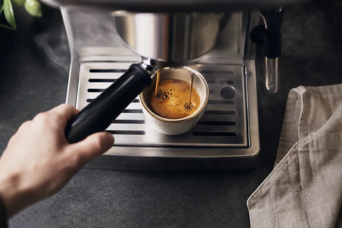 Espresso rinner ner i en kopp med tjock, jämn crema
