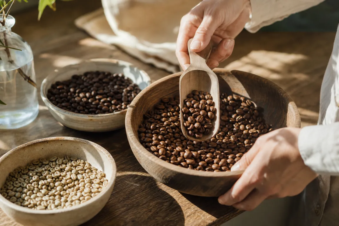 Nyrostade kaffebönor med synligt rostdatum på förpackningen