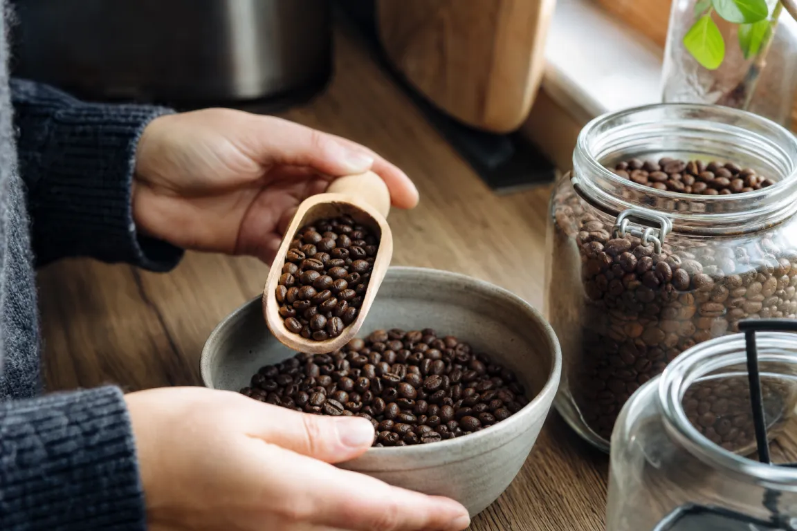 Kaffebönor förvarade i en lufttät burk i ett skafferi